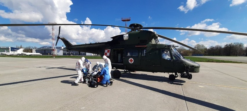 Śmigłowiec 25. Brygady Kawalerii Powietrznej transportował pacjentów z COVID-19 [ZDJĘCIA]