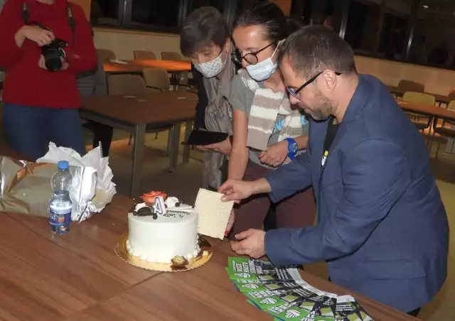 Krojenie urodzinowego tortu stowarzyszenia, z prawej prezes Łukasz Banasik i  ekspertka prawna Paula Kłucińska
