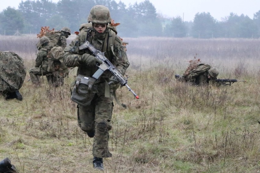 Terytorialsi w Pile i Dolaszewie zdawali najważniejszy egzamin rekruta - pętlę taktyczną. Czeka ich przysięga wojskowa [ZDJĘCIA]