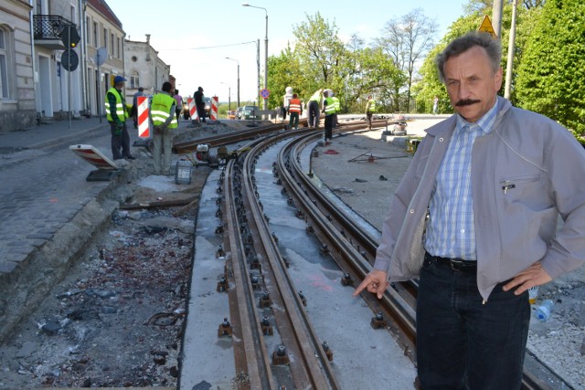 -&nbsp;Zamiast podwójnych szyn można było zbudować odrębne torowisko, które wyeliminowałoby „mijanki" tramwajów na Starym Mieście - uważa nauczyciel matematyki Wiesław Żurawski ​