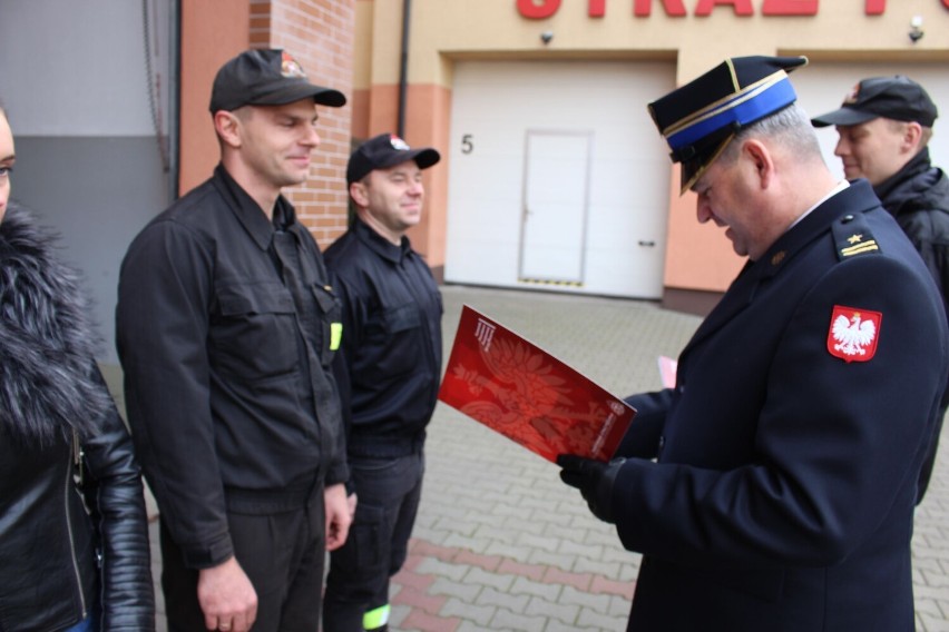 Strażacy z okazji Święta Niepodległości otrzymali awanse i wyróżnienia