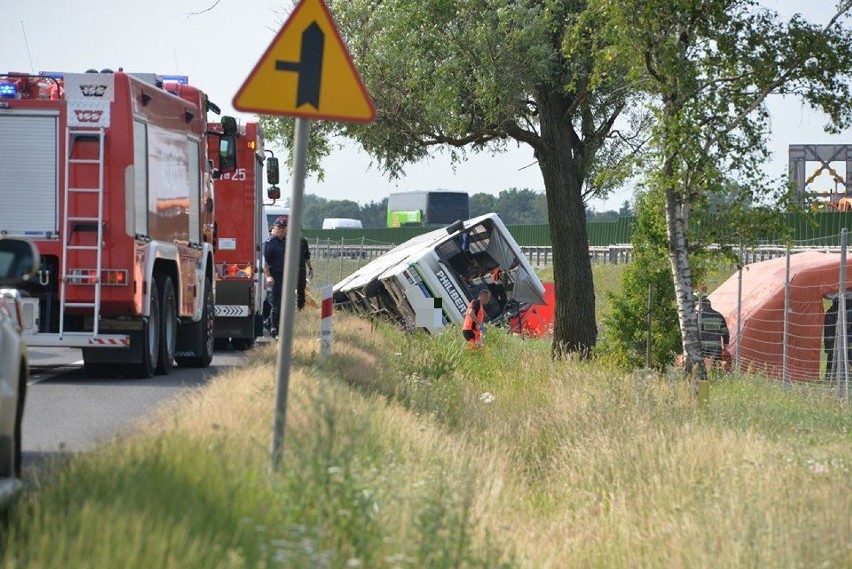 Tragiczny wypadek autokaru na drodze Włocławek - Ciechocinek. 2 osoby nie żyją, 29 rannych [zdjęcia]