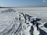 Zamarznięty Bałtyk i tłumy w Międzyzdrojach. Zobacz bajkowe zdjęcia morza skutego lodem! - 15.02.2021