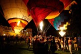 Trwają 17. Międzynarodowe Zawody Balonowe w Nałęczowie. Zobacz zdjęcia z nocnego pokazu balonów w Parku Zdrojowym