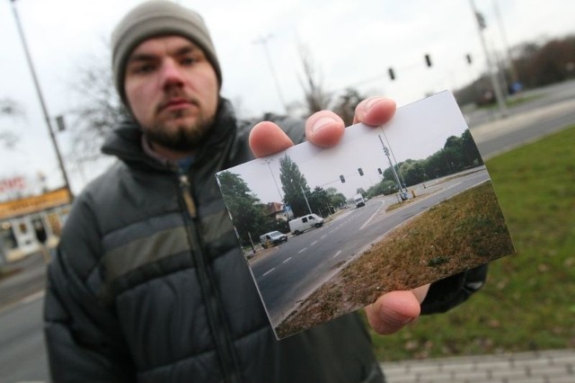 Patryk Nowacki pokazuje fotografię wykonaną po wypadku, na której można dostrzec ślady opon auta na pasie rozdzielającym jezdnie, gdzie znajdowali się piesi, a wśród nich także on. Po tragedii skrzyżowanie przebudowano