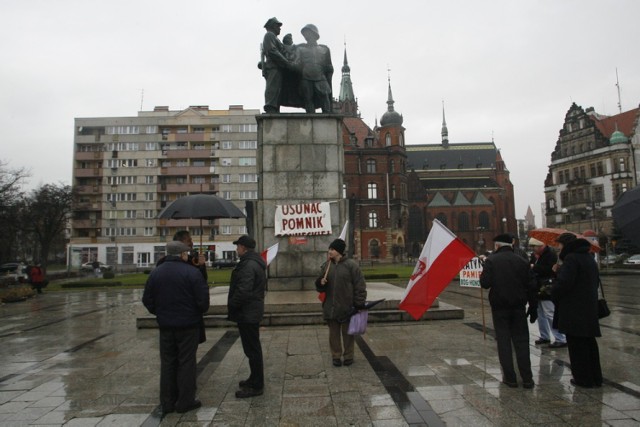 Manifestacja na Placu Słowiańskim w Legnicy