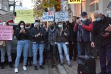 Gorlice. Strajk Kobiet przed biurem Barbary Bartuś po orzeczeniu TK w sprawie zaostrzenia prawa aborcyjnego [ZDJĘCIA]
