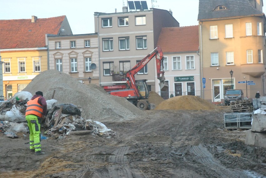 KOŚCIAN. Na rynku w Kościanie rozpoczęło się układanie kostki brukowej. Ulica Wrocławska prawie gotowa [ZDJĘCIA]  