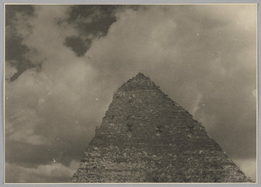 Piramida, ruiny na ul. Nalewki, 1945 r.