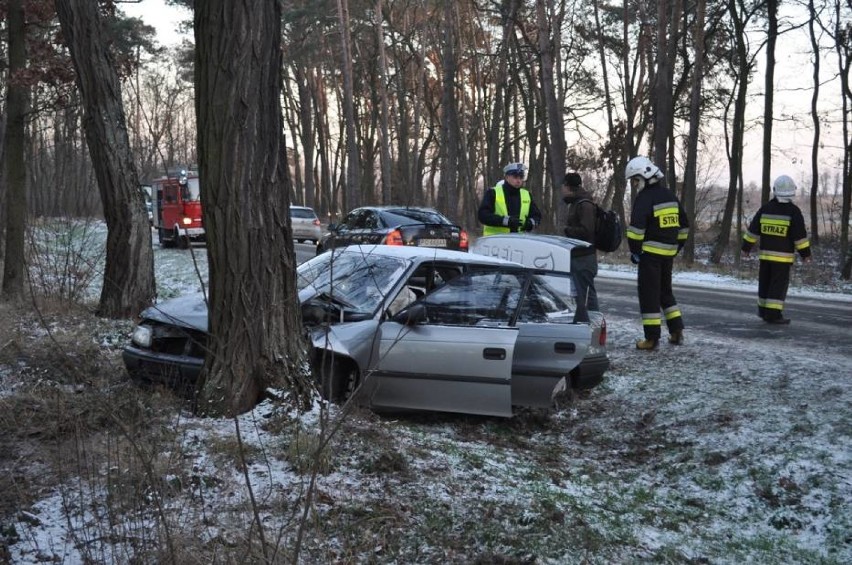 Cztery osoby podróżujące oplem astra trafiły do szpitala po...