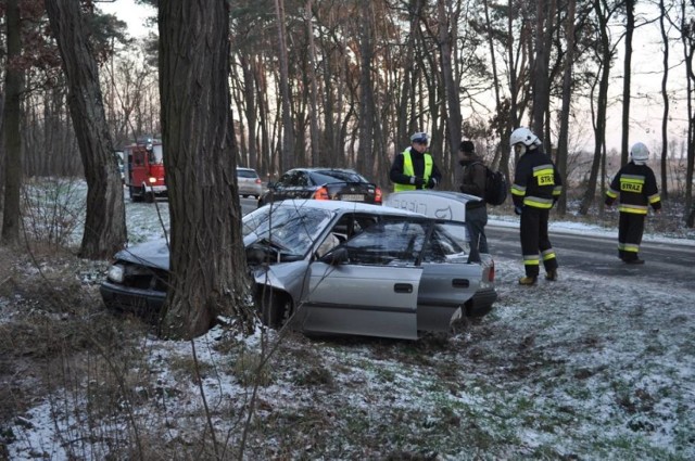 Cztery osoby podróżujące oplem astra trafiły do szpitala po tym jak samochód wpadł w poślizg i uderzył w drzewo. Do wypadku doszło w Chrząstowie w sobotę, 2 stycznia około godz. 15. 

Więcej: Wypadek: Cztery osoby zabrano do szpitala [ZDJĘCIA]