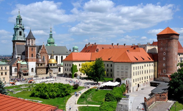 Ze Wzgórza Wawelskiego dostrzeżemy Kopiec Kościuszki, zakole Wisły czy Muzeum Manggha.