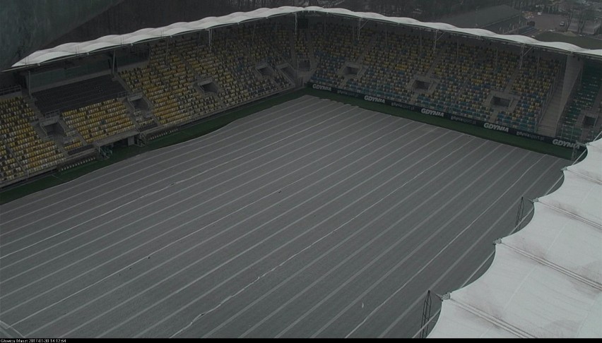 Stadion Miejski w Gdyni otulił murawę włókniną [ZDJĘCIA]