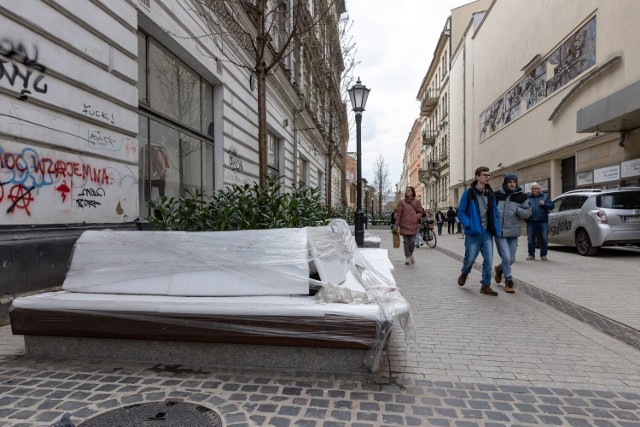 Remont ul. Krupniczej w Krakowie. Ze względu na złożoność prac rewitalizacja uległa wydłużeniu. Pierwotny termin oddania ulicy do użytku wyznaczono na II połowę grudnia 2022 r. Nie został on jednak dotrzymany, ponieważ prace wykonywane pod ziemią wymagały dodatkowych nakładów czasowych. Dopiero ich zrealizowanie pozwoliło przejść do etapu samej przebudowy ulicy. Pod ziemią wykonywano badania archeologiczne oraz prace przy sieci gazowej i elektroenergetycznej