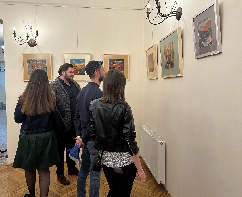Wernisaż wystawy "Nicią malowane" w MOK w Piotrkowie