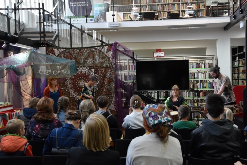 ,,Dookoła Świata” w Stacji Kultura Rumia. V Ogólnopolska Noc Bibliotek [ZDJĘCIA]