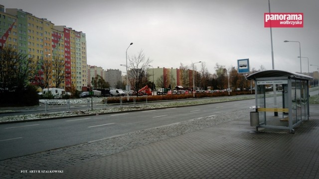 Barierki ustawiono w miejscu, gdzie piesi skracali sobie drogę do przystanku autobusowego