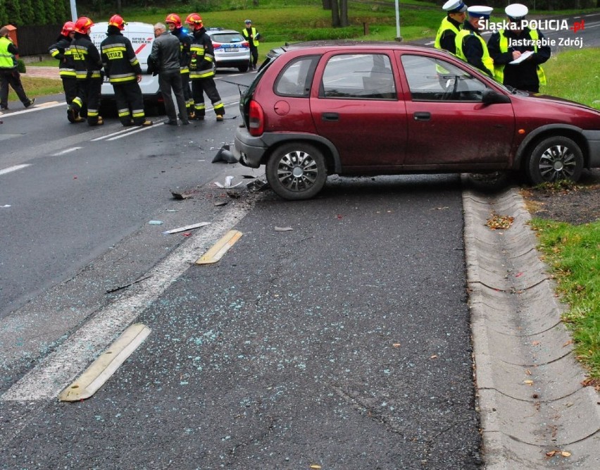 Jastrzębie: wypadek na Cieszyńskiej. Samochód odwrócił się na drodze i wjechał na drugi pas ZDJĘCIA