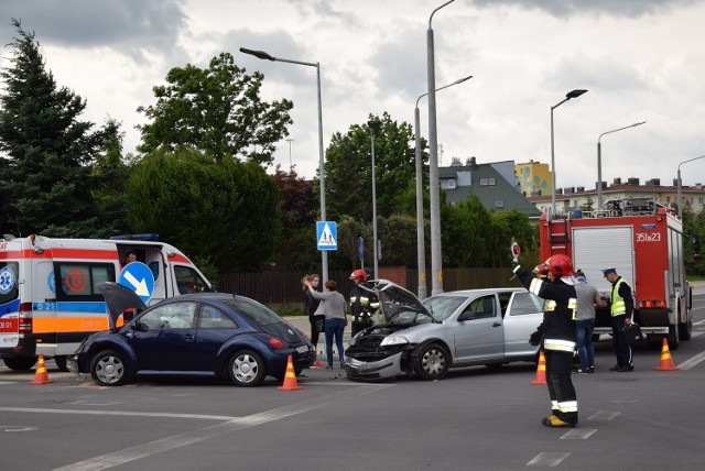 Wypadek na Widoku – na skrzyżowaniu ulic Armii Krajowej i Nowobielańskiej zderzyły się dwa auta . Jedna osoba została odwieziona do szpitala.