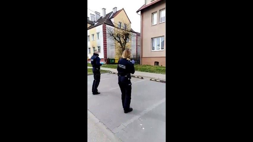 Nowy Dwór Gdański: Policjanci tańczą przed dziećmi, żeby umilić im czas kwarantanny.