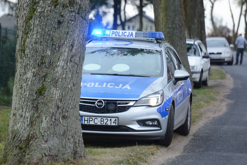 Wypadek w Rogóźnie. Samochód uderzył w drzewo. Kierowca był pijany [zdjęcia, wideo]