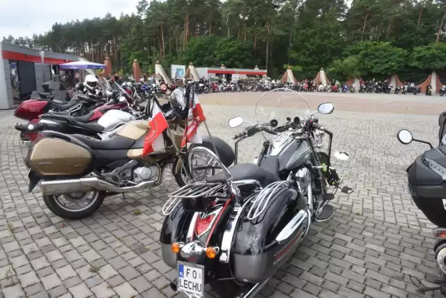 Motocykliści odpowiedzieli na apel rodziny i licznie przybyli na pogrzeb swojego tragicznie zmarłego kolegi. Marek zginął tragicznie w niedzielę, 5 lipca, na trasie S3.



Pogrzeb motocyklisty odbył się w piątek, 10 lipca, na nowym cmentarzu przy ul. Wrocławskiej w Zielonej Górze. Poza rodziną i bliskimi zmarłego, przyjechało też kilkudziesięciu motocyklistów. Ustawili się przed bramą cmentarza. 20 maszyn wjechało na teren nekropolii i towarzyszyło Markowi w ostatniej drodze. 

Gdy trumna z ciałem Marka była opuszczana do ziemi, motocykliści odpalili swoje maszyny. Wówczas do nieba niósł się ryk ich maszyn. Nad wszystkim czuwała policja. Obyło się bez korków i utrudnień w ruchu.

Przypomnijmy, tragiczny wypadek miał miejsce w niedzielę, 5 lipca po godzinie 14. Doszło do niego na północnym węźle S3 w Zielonej Górze (zjazd na Sulechów). Motocyklista stracił panowanie nad maszyną i uderzył w bariery energochłonne. Mężczyzny nie udało się uratować.