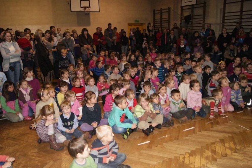 Mikołaj w rybnickiej dzielnicy Północ odwiedził kilkaset dzieci w Szkole Podstawowej nr 5 [ZDJĘCIA]