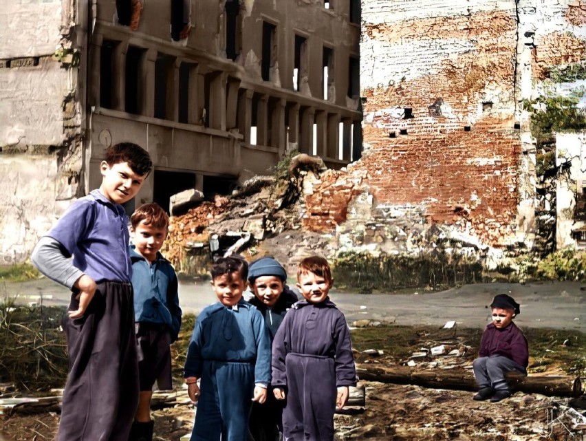 Dzieci w ruinach rynku w Nysie w 1957 roku. W tle ruiny domu...