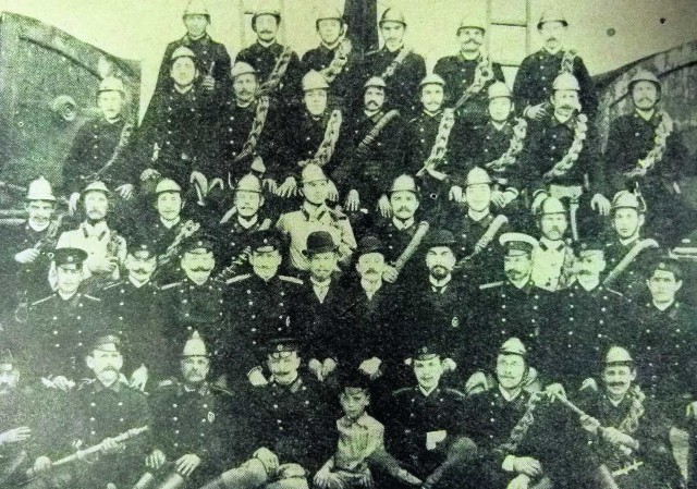 Oddział sikawek i toporników wraz z całym zarządem straży. Fotografia z 1910 roku