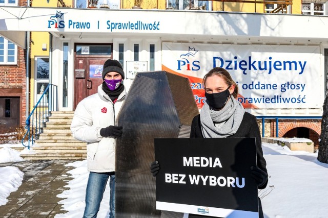 "Pogrzeb wolnych mediów". Happening Młodych Demokratów w Szczecinie - 10.02.2021