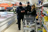 Policjanci z powiatu świeckiego kontrolują czy nosimy maseczki w sklepach i autobusach 