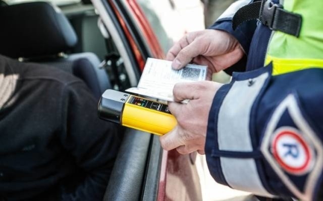 Jak ustalili policjanci, 65-latek wsiadł za kierownice opla mając ponad dwa promile alkoholu w organizmie. Dodatkowo złamał on pięcioletni zakaz prowadzenia pojazdów, który sąd wydał w 2021 roku.