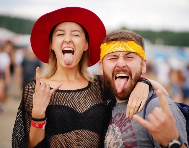 Przystanek Woodstock 2019 - a w zasadzie Pol'and'Rock Festival, gdyż tak impreza nazywa się od zeszłego roku - trwa w najlepsze. Zabawa w Kostrzynie nad Odrą oficjalnie zaczęła się w czwartek i potrwa do soboty. Wśród uczestników nie brakuje par, które chętnie pozowały naszemu fotoreporterowi. Zobaczcie.

Zobaczcie kolejne zdjęcia --->