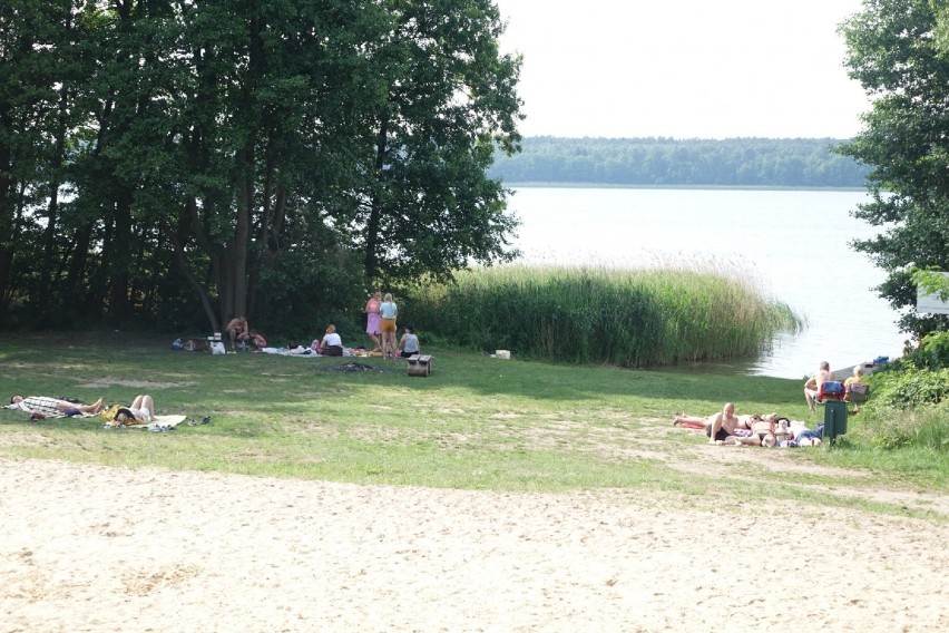 Dominice. Tak spędzaliście długi i upalny weekend nad jeziorem Dominickim. Upalna pogoda przyciągnęła plażowiczów i turystów  [ZDJĘCIA] 