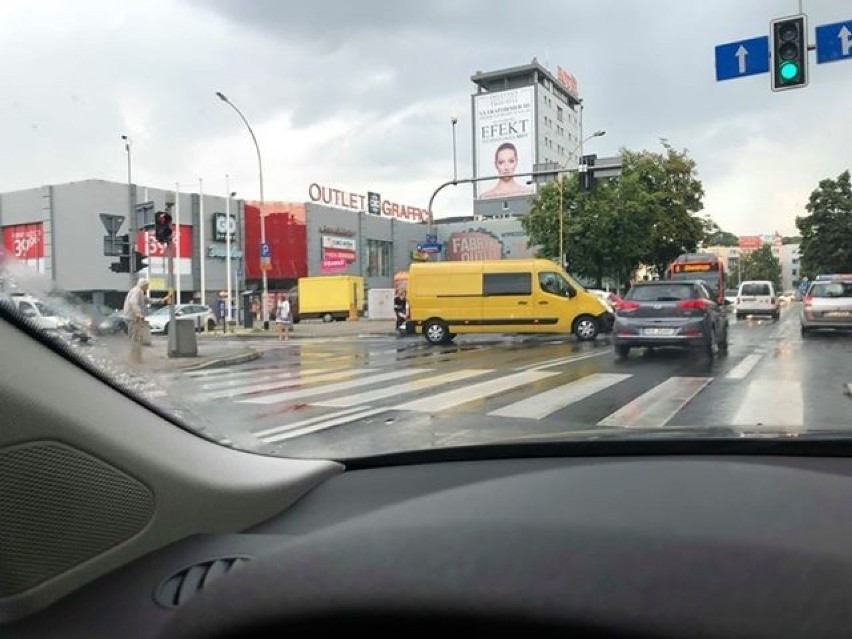 Motocykl zderzył się z furgonetką w centrum Rzeszowa [ZDJĘCIA]