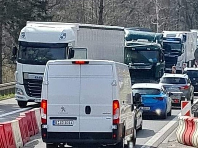 Korek na A6 między Goleniowem a Szczecinem spowodowała kolizja ciężarówek