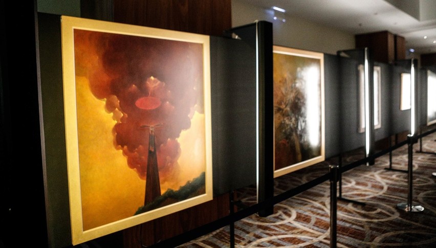 Unikatowe dzieła Zdzisława Beksińskiego w Rzeszowie. Załóż okulary VR i wejdź do wnętrza obrazów sanockiego artysty [ZDJĘCIA]