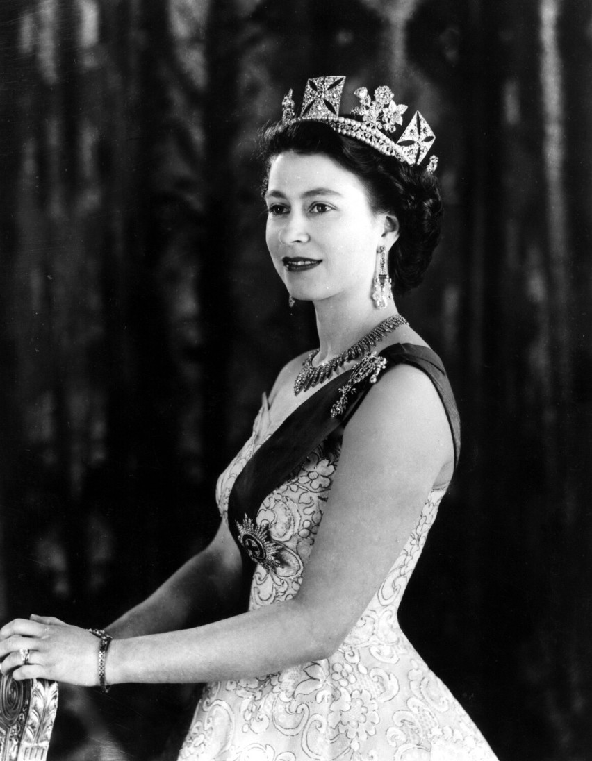 Korona na głowie Elżbiety II spoczęła 2 czerwca 1953 r., gdy...