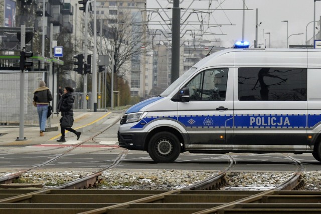 Kryminalni z komisariatu na Śródmieściu zatrzymali 58-latka, który w jednym z centrów handlowych kopnął w szybę w drzwiach ewakuacyjnych