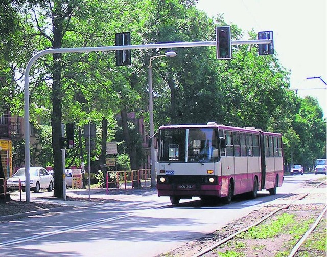 NIWKA
Działa już nowa sygnalizacja świetlna w ciągu ulicy Wojska Polskiego. Odnowione i przesunięte kilkanaście metrów w stronę Dąbrowy Górniczej światła zapewnią bezpieczną drogę do szkoły uczniom pobliskiej Szkoły Podstawowej nr 15. W ramach inwestycji powstała tam też specjalna zatoka, na której rodzice mogą zatrzymać samochód, by wysadzić dziecko do szkoły.