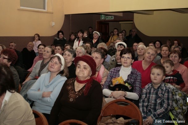Specjalne przedstawienie dla babć i dziadków przygotowali uczniowie z Moszczenicy