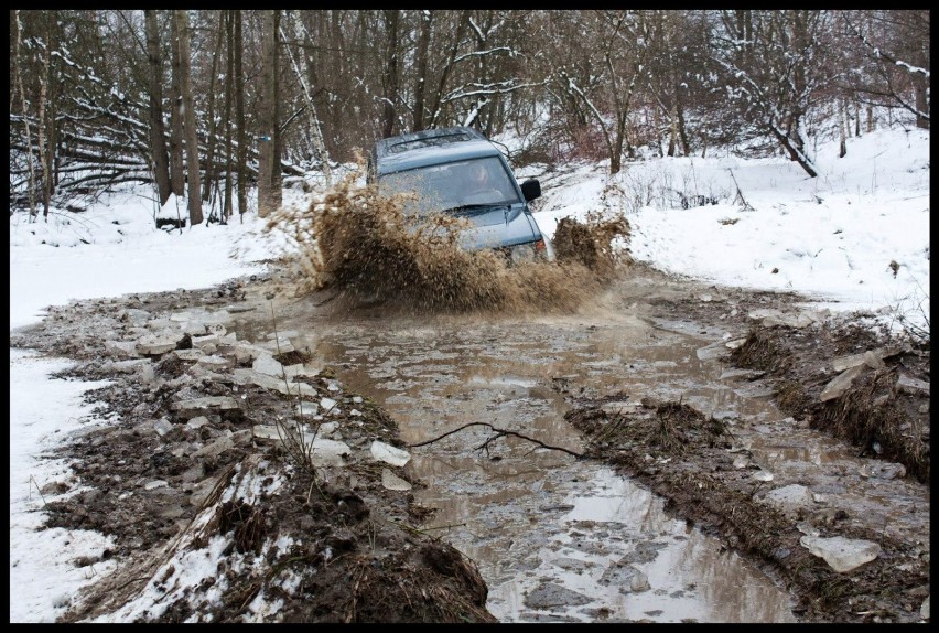 Jelenia Góra. Mitsubishi pajero na jeleniogórskich numerach na wojnie w Donbasie. Skąd się wzięło?