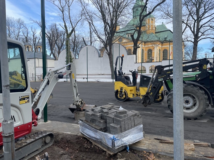 Budują boisko ze sztuczną trawą przy ul. 1 Maja w Jeleniej Górze. Trwają prace rozbiórkowe