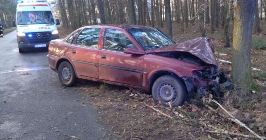 Na ulicy Leśnej w Tłuchowie, 26 -letni kierowca opla uderzył...