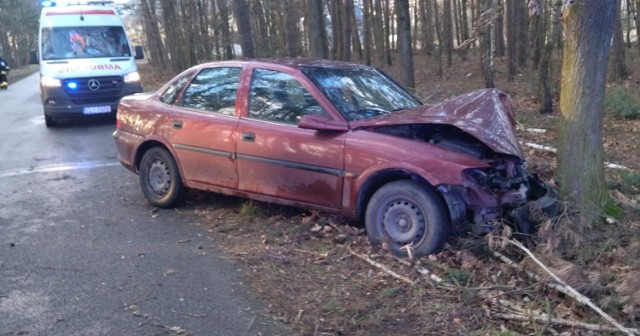 Na ulicy Leśnej w Tłuchowie, 26 -letni kierowca opla uderzył w drzewo