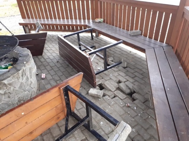 Wandale zniszczyli około 30 metrów ogrodzenia, wyrwali cztery stoły, które były przytwierdzone do ziemi za pomocą betonu, uszkodzili grilla, a także zostawili pełno szkła z potłuczonych butelek w piasku na boiskach do siatkówki plażowej