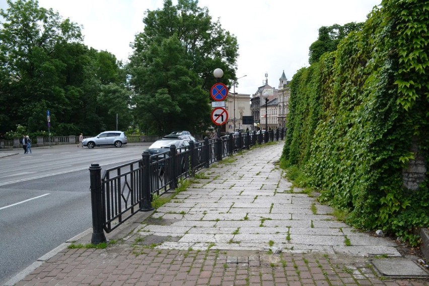 chodnik wzdłuż muru Zamku Sułkowskich