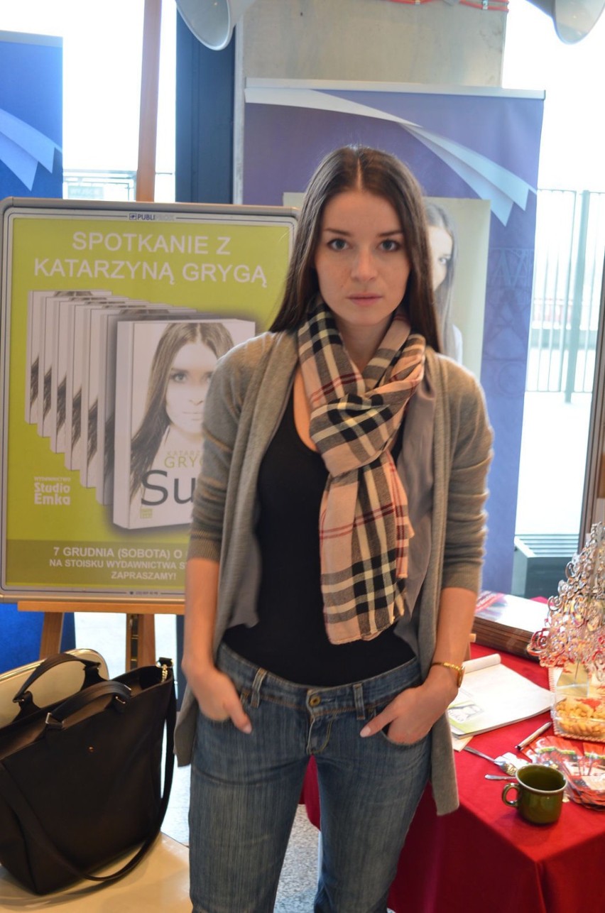 Katarzyna Gryga promowała swoją powieść "Suka" na stoisku...