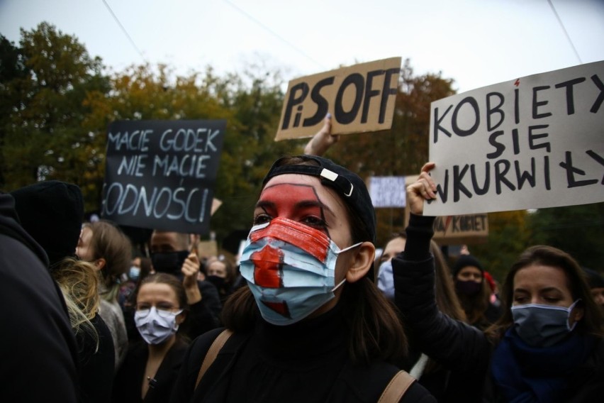 Protest kobiet w Krakowie. W poniedziałek 26.10.2020 odbędzie się blokada ulic. Będą duże utrudnienia w ruchu [MAPY]