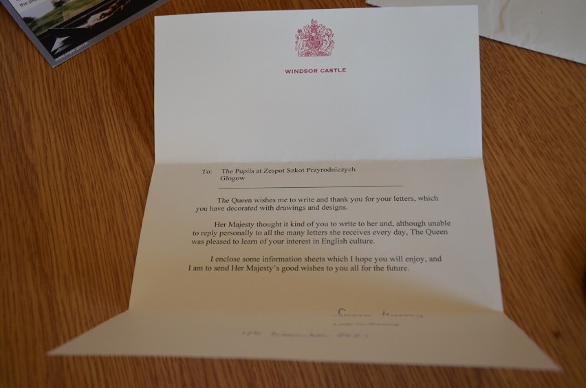 Uczniowie „przyrodniczej" w Głogowie otrzymali list i życzenia od angielskiej królowej Elżbiety II